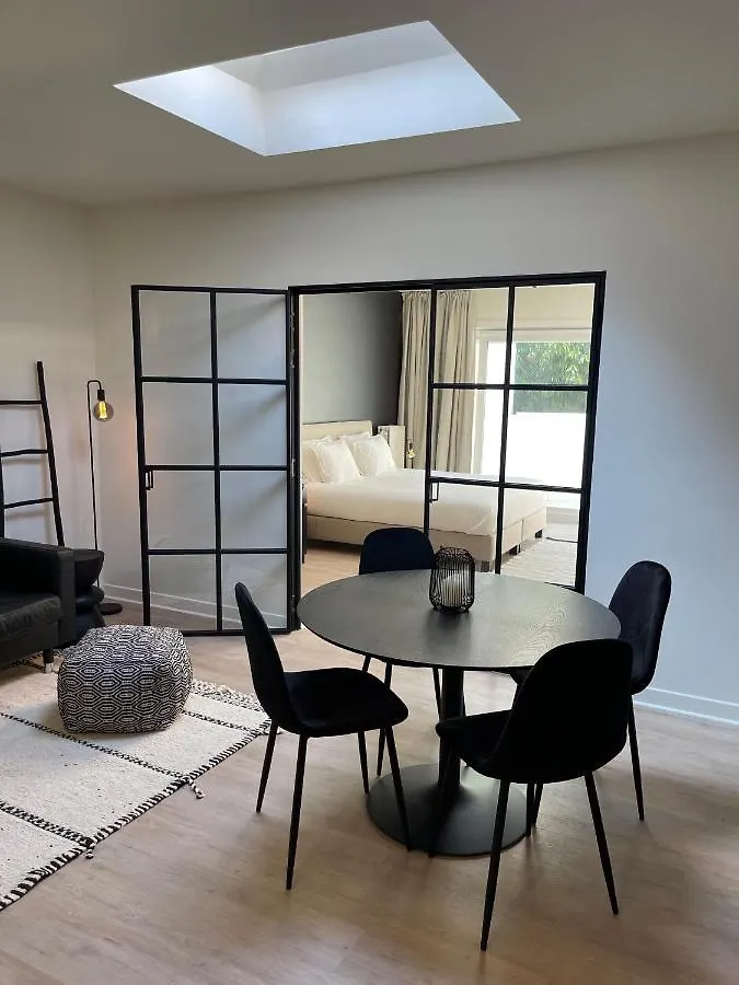 Unique Luxury Apartment With Cosy Garden! contacts